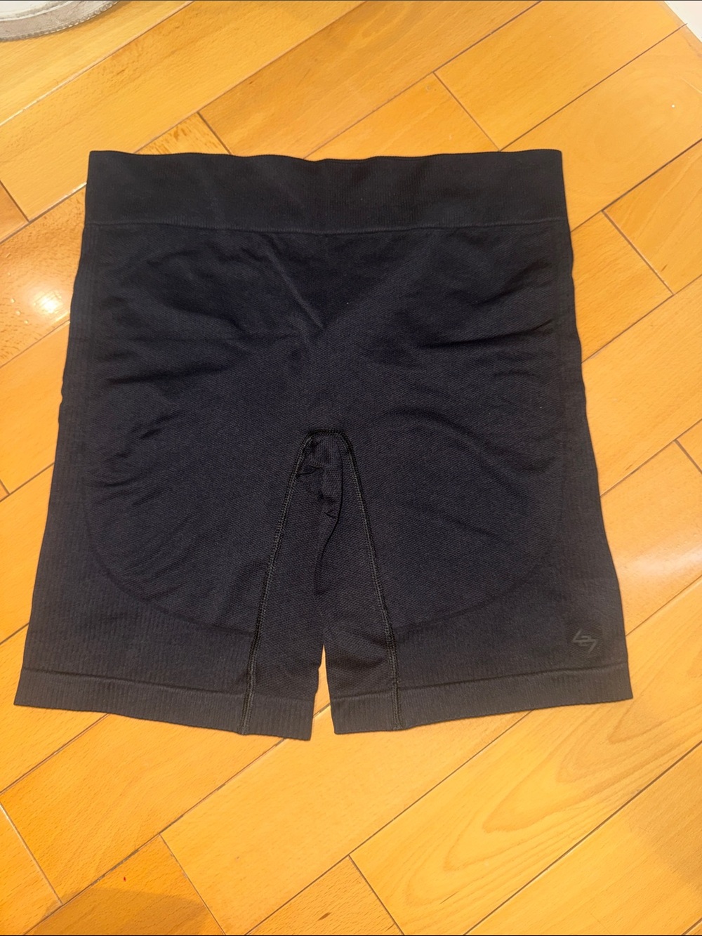Represent compression shorts